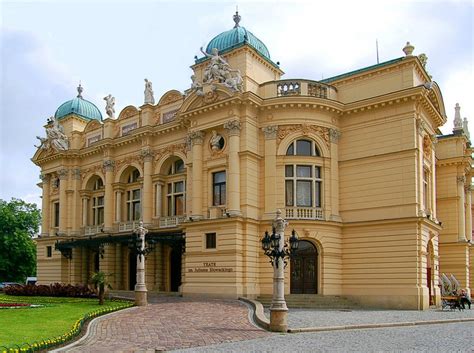 Benigni Brilliance Unleashed: A Symphony of Laughter and Tears at Kraków's Teatr im. Juliusza Słowackiego!